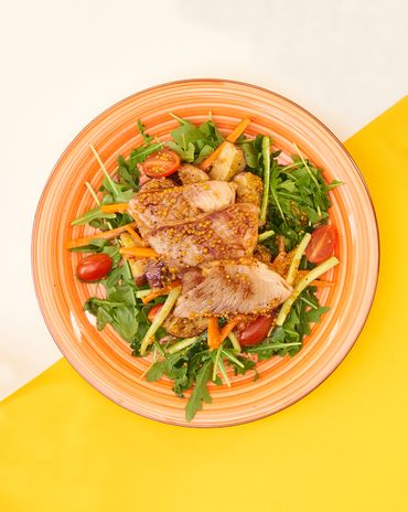 Теплый салат с запеченной курицей, пряными овощами и руколой фото к рецепту