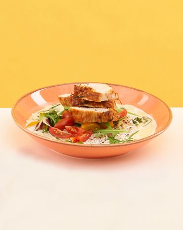 Теплый салат из индейки с киноа и томатной сальсой фото к рецепту
