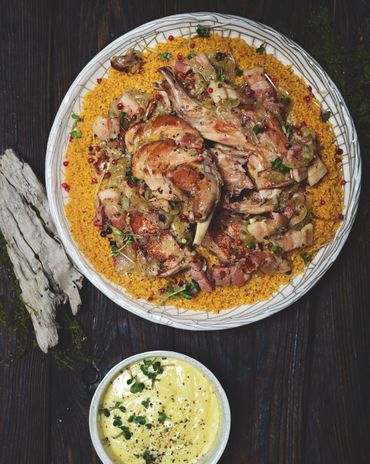 Тушеный кролик с белым соусом и пряным кускусом фото к рецепту