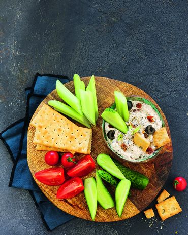 Творожный дип с вялеными помидорами и маслинами фото к рецепту