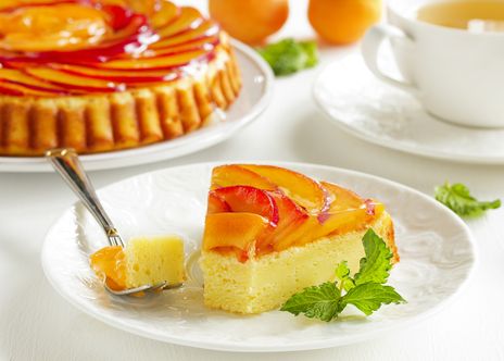 Творожный пирог с персиками и джемом фото к рецепту