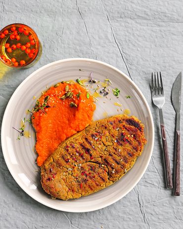 Веганский стейк с тыквенным пюре и льняными семечками фото к рецепту