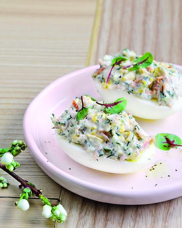 Яйца, фаршированные муссом из&nbsp;копченой форели фото к рецепту
