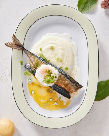 Запеченная скумбрия с картофельным кремом и яйцами пашот фото к рецепту