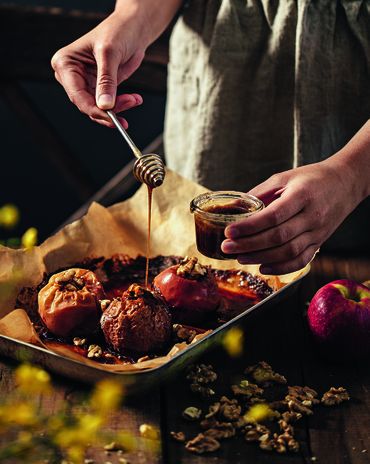 Запеченные сезонные яблоки с медом и грецкими орехами фото к рецепту