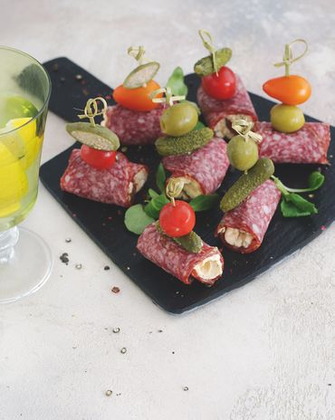 Закуска из колбасы с маскарпоне и маринованными огурчиками фото к рецепту