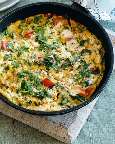 Зеленый омлет с помидорами, луком и брынзой фото к рецепту