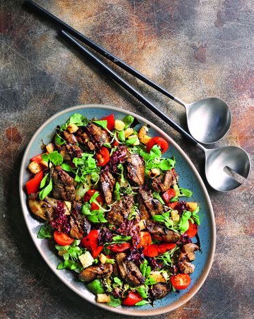 Зеленый салат с куриной печенкой и гренками фото к рецепту