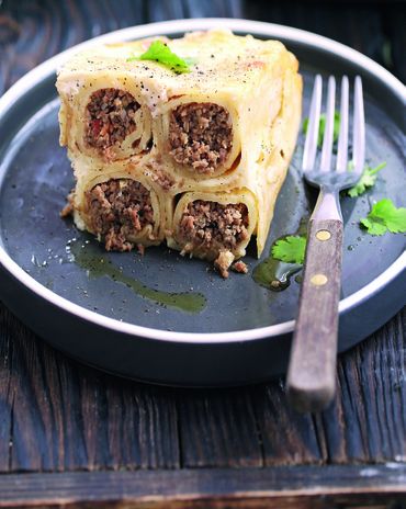 Запеченные блинчики с мясом под луковым соусом фото к рецепту