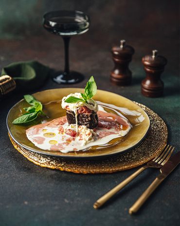 Запеченный баклажан с&nbsp;томатным соусом и&nbsp;сыром страчателла фото к рецепту
