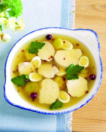Заливное из курицы с&nbsp;перепелиными яйцами фото к рецепту