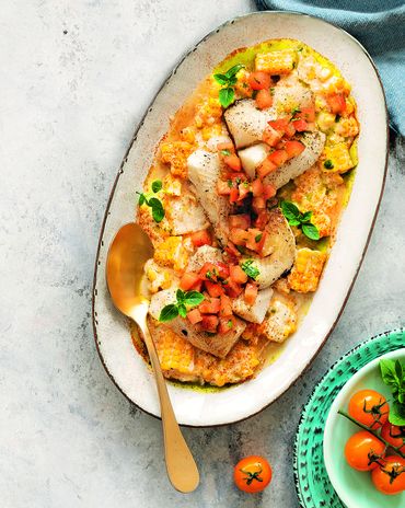 Жареный палтус со&nbsp;сливочной кукурузой и пряными помидорами фото к рецепту