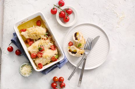 Рулетики из индейки с курагой и грушами фото к рецепту