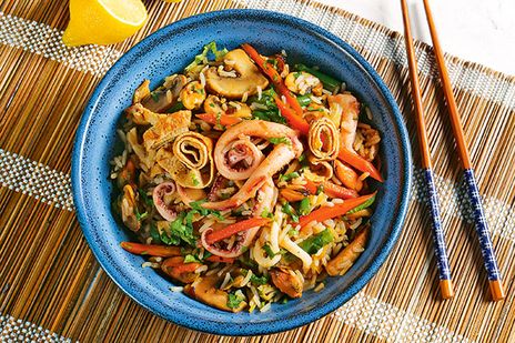 Жареный рис с&nbsp;морепродуктами фото к рецепту
