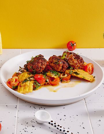 Котлетки из индейки и брокколи с гарниром из пряной кукурузы фото к рецепту