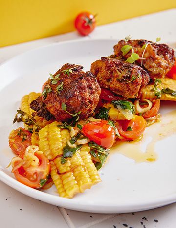 Котлетки из индейки и брокколи с гарниром из пряной кукурузы фото к рецепту