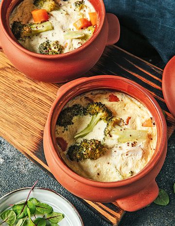 Запеченные в&nbsp;горшочках куриные грудки с&nbsp;брокколи фото к рецепту