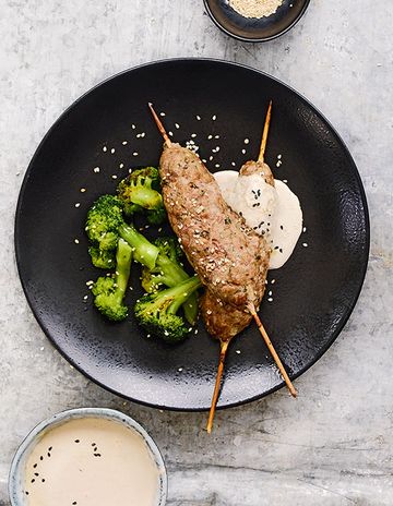 Кебаб из индейки с брокколи и&nbsp;кунжутным соусом фото к рецепту