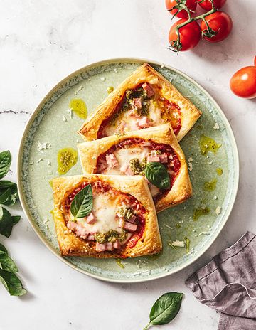 Мини-пиццы с колбасой, моцареллой  и соусом песто фото к рецепту