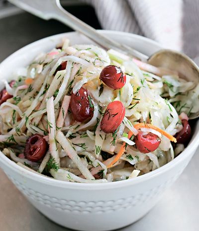 Зимний салат из квашеной капусты с яблоками и клюквой фото к рецепту