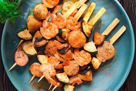 Шашлычки с колбасками, креветками и овощами  фото к рецепту