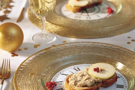 Форшмак из балтийский селедки с кроликом, мочеными яблоками и&nbsp;домашним хлебом от Павла Борисенко фото к рецепту