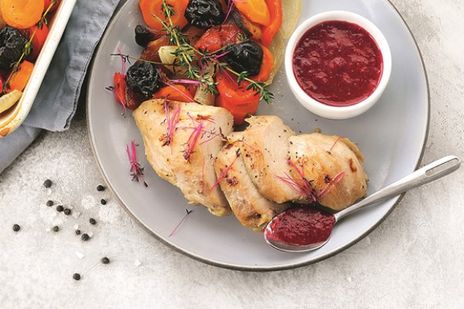 Запеченное куриное филе с овощами и сухофруктами фото к рецепту