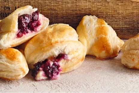 Слойки с сыром и вишней фото к рецепту