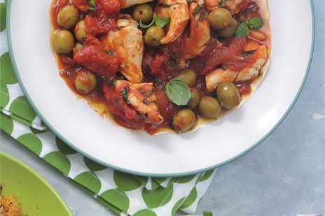 Тушеная куриная грудка с помидорами фото к рецепту
