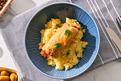 Рыбные рулеты с помидорами и сыром, запеченные в фольге, с кускусом фото к рецепту