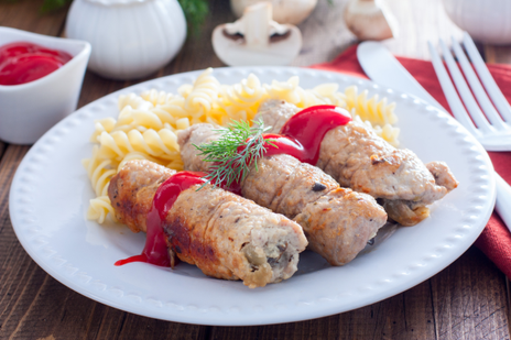 Рулетики из свинины с грибами и яблоками фото к рецепту