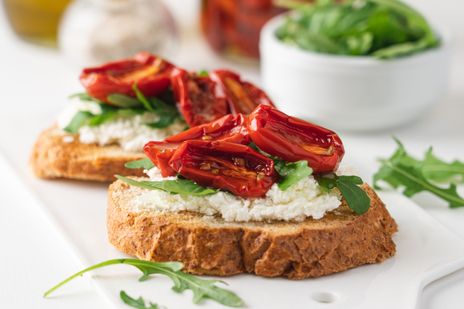 Брускетты с творожным сыром и вялеными помидорами  фото к рецепту