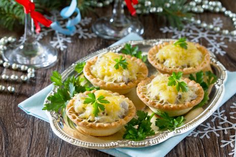 Тарталетки с грибами, курицей и сыром в духовке фото к рецепту