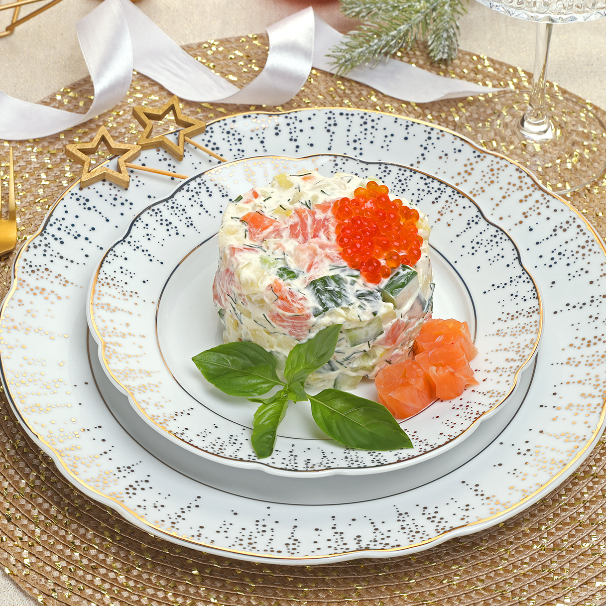 Изображение товара Салат Деликатесный с форелью и огурцами от ЛЕНТА FRESH