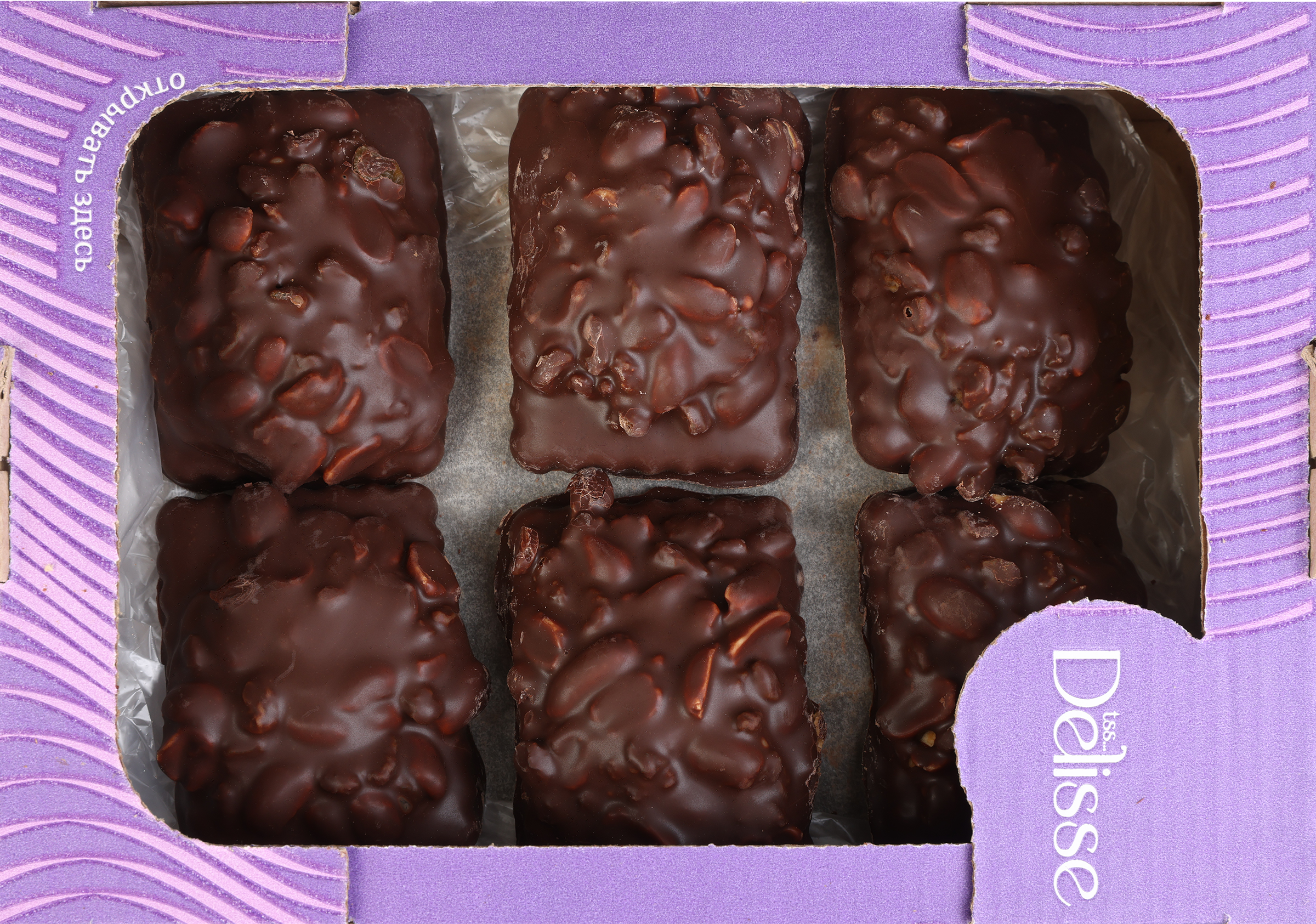 Изображение товара Десерт DELISSE с изюмом и арахисом в темной глазури 700г