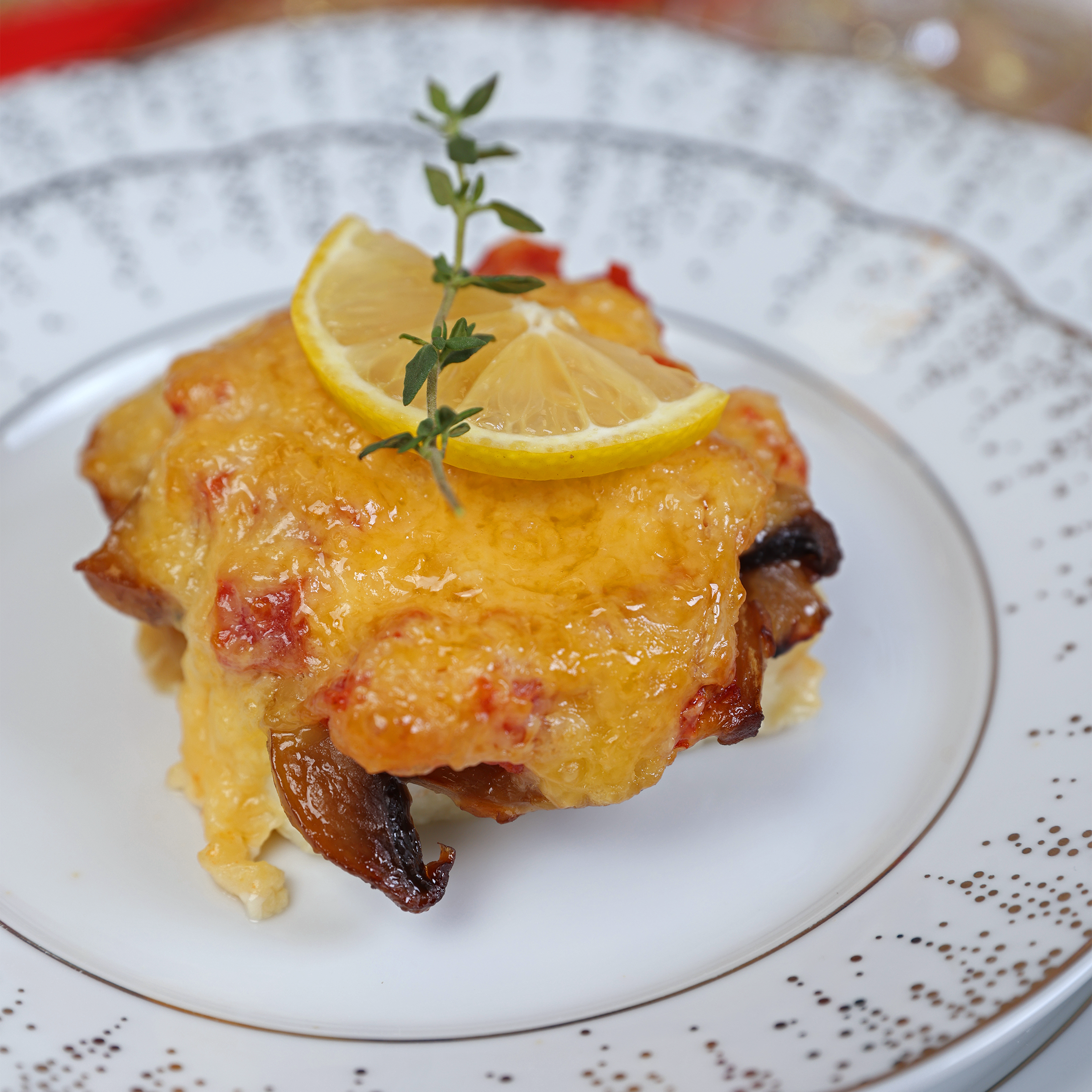 Изображение товара Филе рыбы запеченное с помидорами и грибами под сыром - готовое блюдо