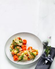 Оливье с раковыми шейками, грушей, тархуном и&nbsp;домашним майонезом