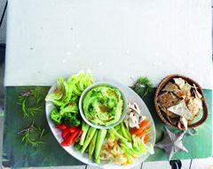 Крудите с&nbsp;хрустящими овощами, домашними чипсами и соусом из&nbsp;брынзы