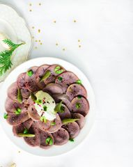 Карпаччо из&nbsp;языка с соусом из&nbsp;сметаны с&nbsp;хреном