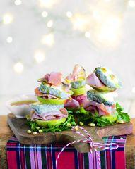 Тамбовский окорок с козьим сыром и яблоками