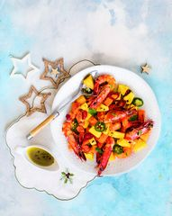 Салат из папайи и ананасов с креветками и мятой