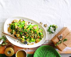 Салат из авокадо с&nbsp;морскими гребешками и&nbsp;ростками