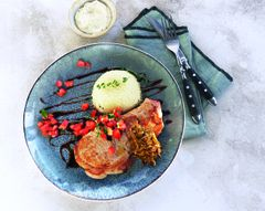 Хольцштек с кускусом и&nbsp;карамелизованным луком