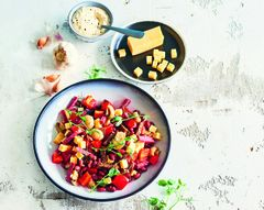 Салат «Фантазия» с фасолью, грибами и колбасой