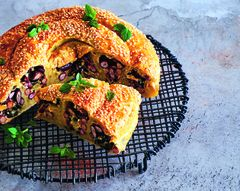 Спиральный пирог с красной фасолью и сыром