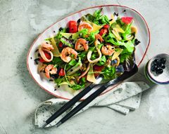 Салат с морепродуктами и&nbsp;зеленым миксом