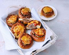 Сытый бублик под сырной корочкой