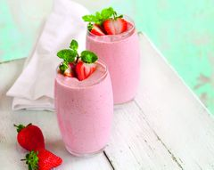 Молочный коктейль с клубникой и бананом