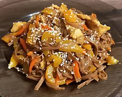 Гречневая лапша с курицей под соусом терияки