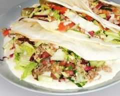 Тако с мясом, фасолью и овощами